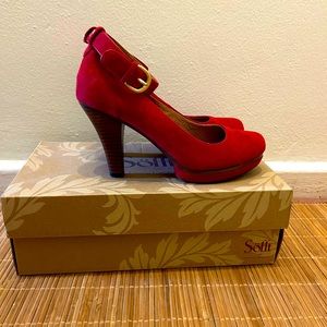 Söfft size 7.5 Manhattan Red suede platform heels with strap